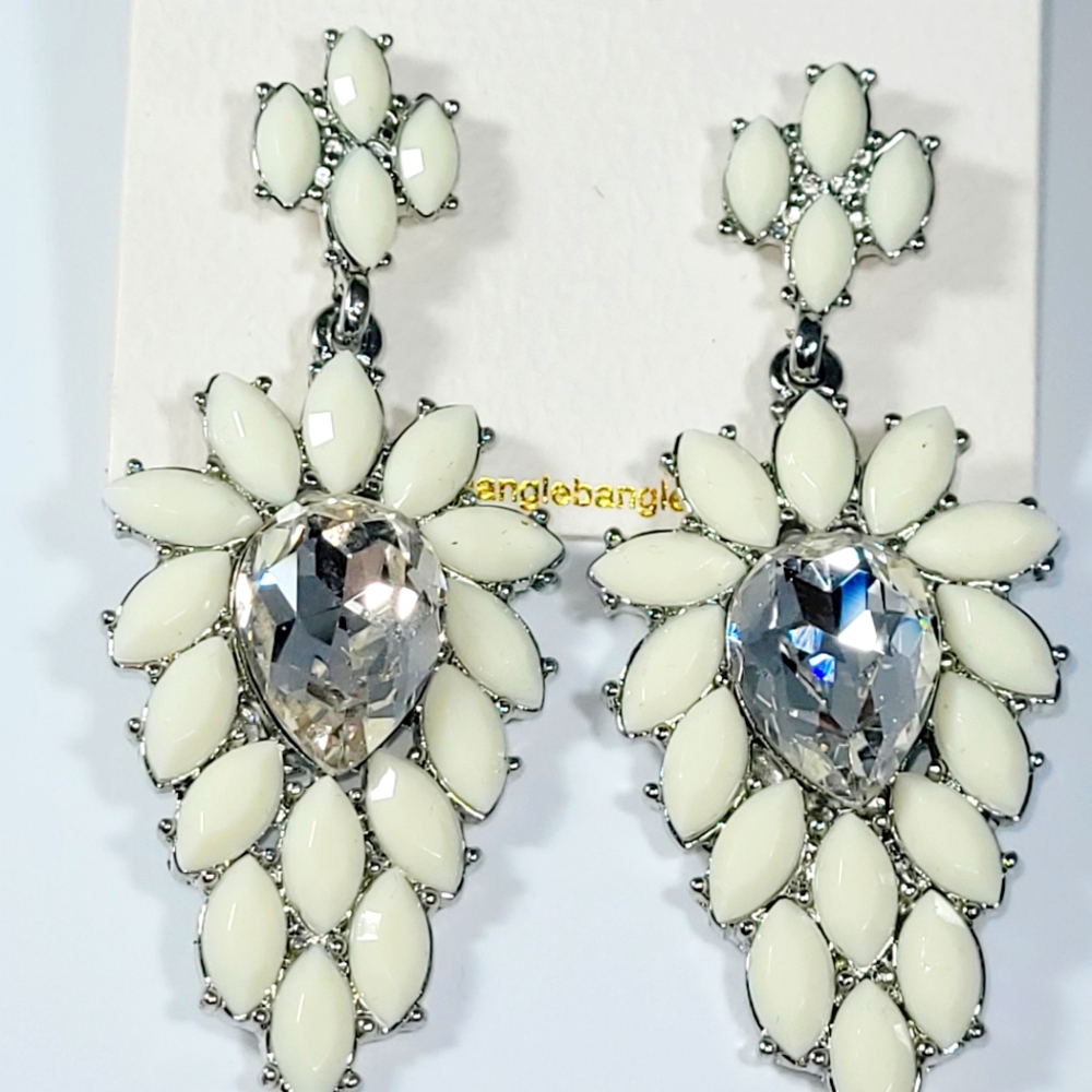 🎁 NWT-AMRITA SINGH-White Closter Cyrstal Formal Dangle Earrings - Picture 5 of 6